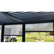 Store screen micro-perforé blanc pour pergola