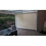 Store screen électrique beige micro-perforé pergola alu