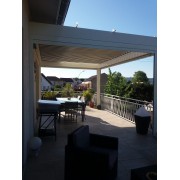 Pergola bioclimatique largeur 6m en 2 poteaux lames perpendiculaires 