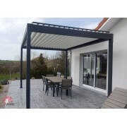 Pergola bioclimatique autoportée motorisée 4x4 bicoloration lames blanc armature gris 7016