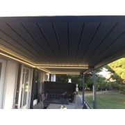 Pergola bioclimatique autoportée motorisée gris anthracite 6 poteaux