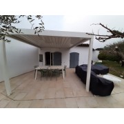 Pergola bioclimatique adossée blanc 9010 lames perpendiculaires 