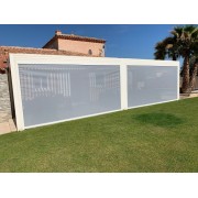 Store screen pour pergola bioclimatique avec toile silver micro-perforée Dickson