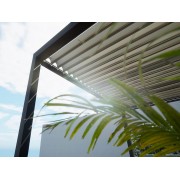 Lumière naturelle pergola bioclimatique S3 entre murs lames perpendiculaires