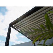 Brise soleil pergola bioclimatique S3 entre murs lames perpendiculaires