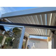 Pergola bioclimatique entre 3 murs