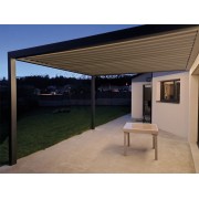 Pergola bioclimatique S3 4.5x3m lames perpendiculaires adossée