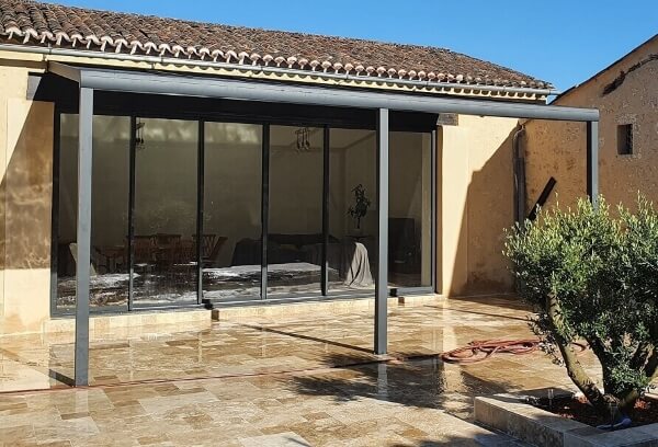 pergola-aluminium-toit-panneaux-sandwich